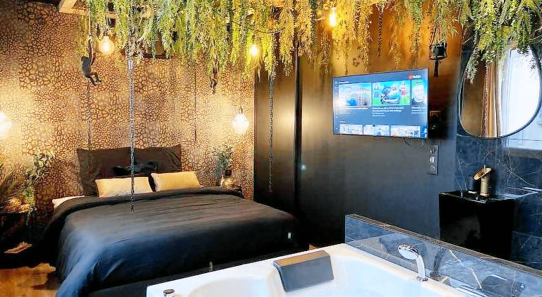 Apartment with jacuzzi in Trignac