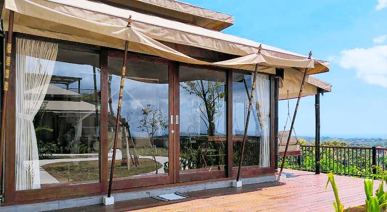 Tent with terrace, yard & pool in Pecatu