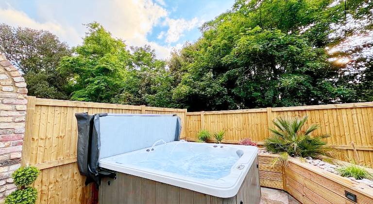 House with hot tub — photo 3