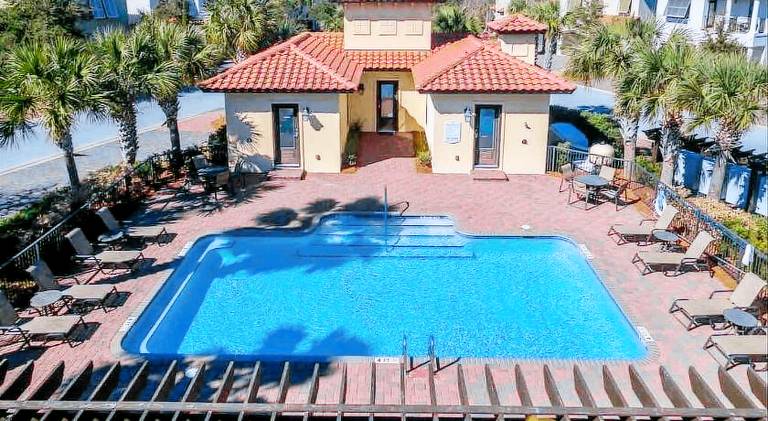 Vacation home with pool — photo 4