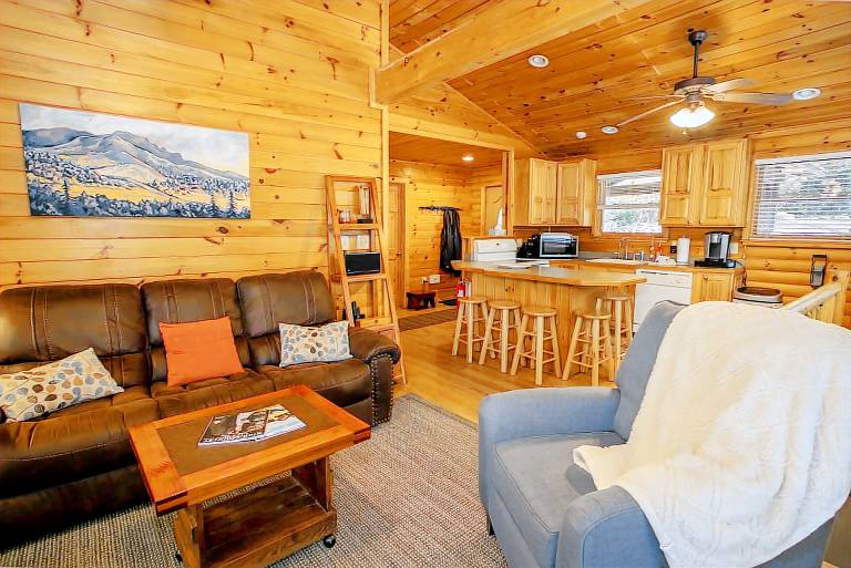 Cozy, Wooded Cabin near Outdoor Activities — photo 5