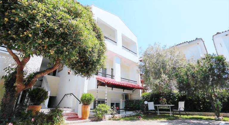 Holiday apartment with yard & patio — photo 4