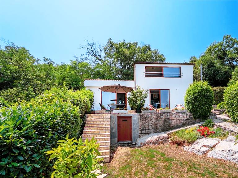 Apartment with yard, terrace & barbeque | Sea view | Next to the beach | Pets are welcome — photo 4