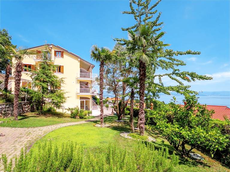 Rental apartment with patio & barbeque | Sea view — photo 2
