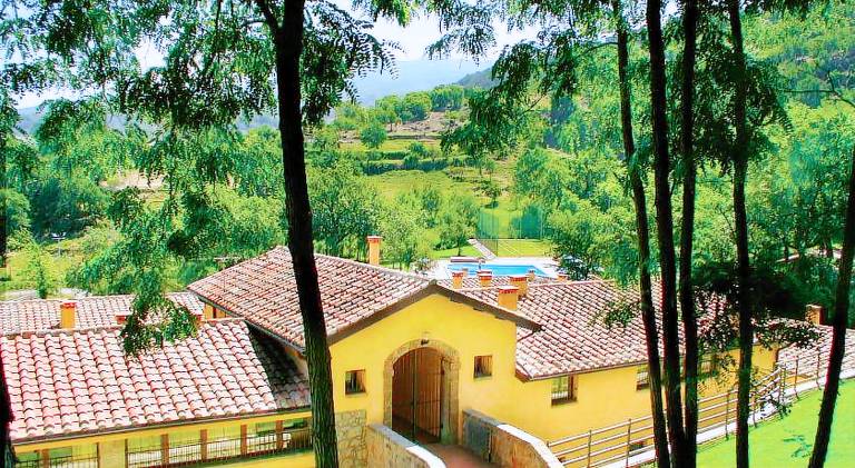 Serviced apartment with pool & yard in Castel del Piano