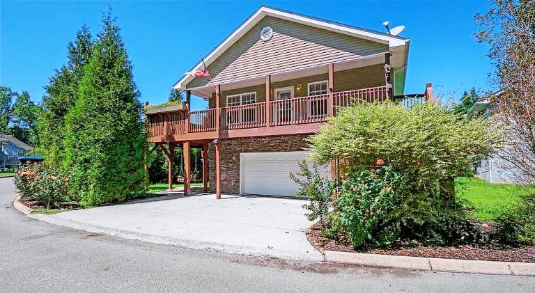 Tennessee Time Out - Entire Cottage Hot Tub, Creek, No Steep Roads in Pigeon Forge, TN