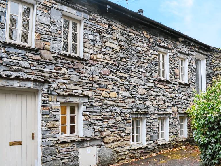 Cottage with terrace & garden | River view in Ambleside
