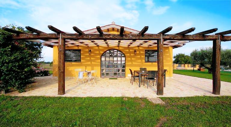 Farm with grill, pool & yard — photo 4