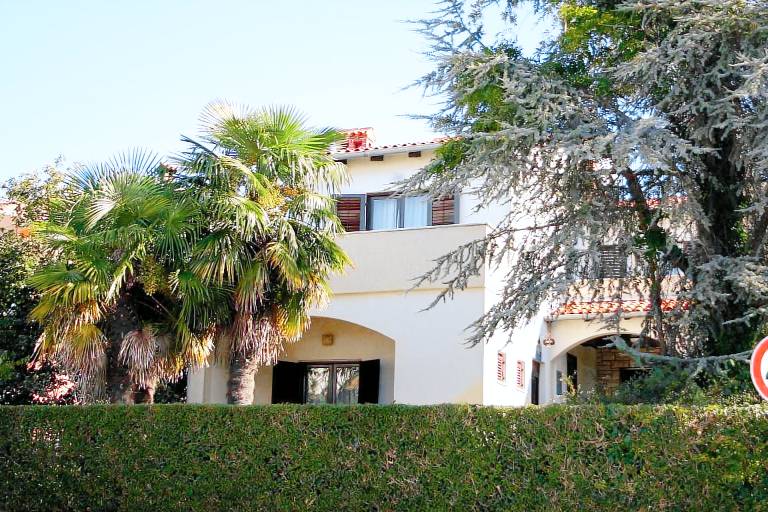 Holiday apartment with yard — photo 4