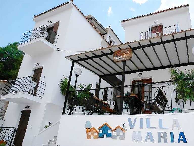 Serviced apartment with yard & patio in Samos