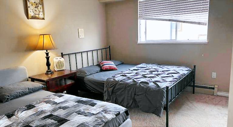 Surrey- Delta Budget Guest House - Private Rooms & Suites, Free Parking & Fast Wi-Fi in Surrey, BC