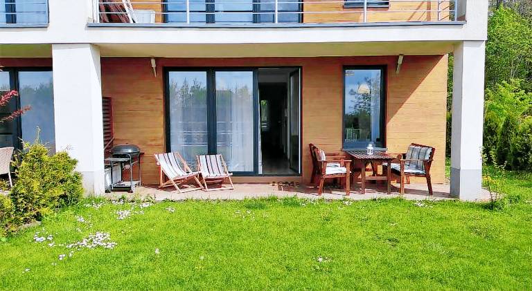 Apartment with patio, barbecue & yard — photo 2