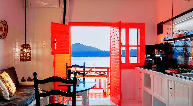 House with patio — photo 3