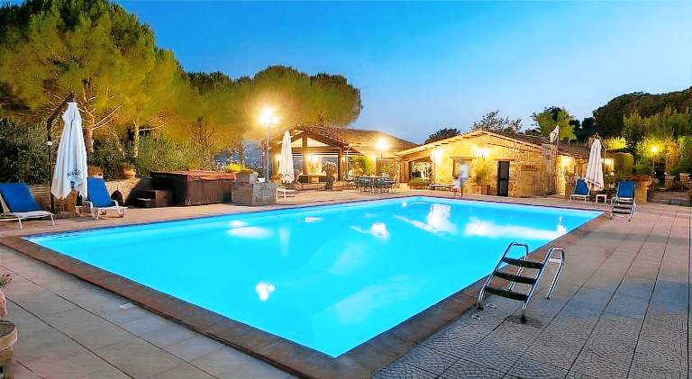 Vacation home with garden, pool & patio — photo 2
