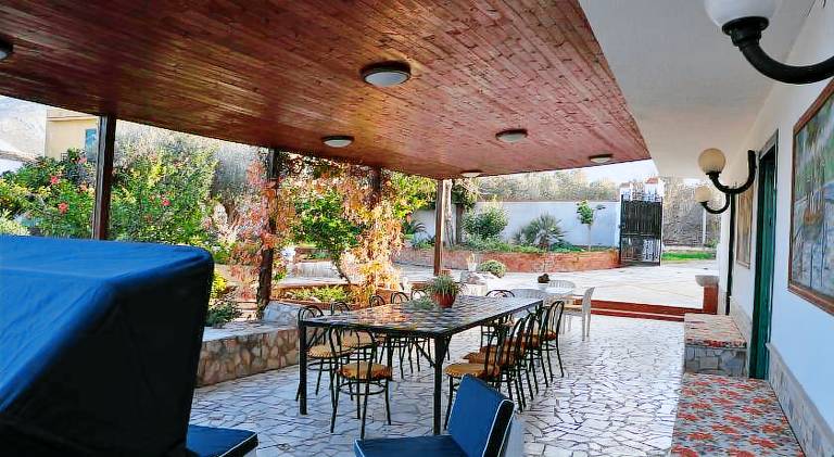 Villa with pool — photo 5