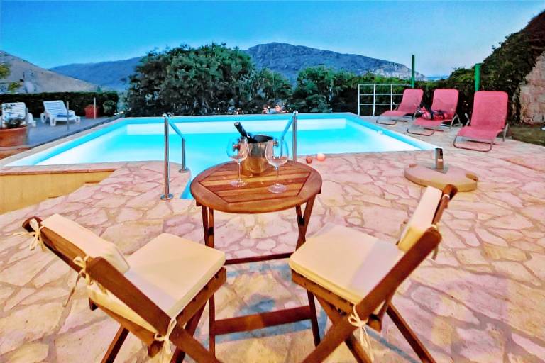 Dedicated room with terrace, private pool & grill | Sea view in Podstrana