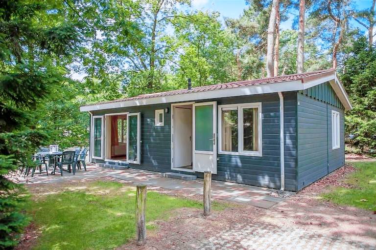 Lovely chalet with heated pool, yard & patio | Beach nearby | Pets are welcome in Mierlo
