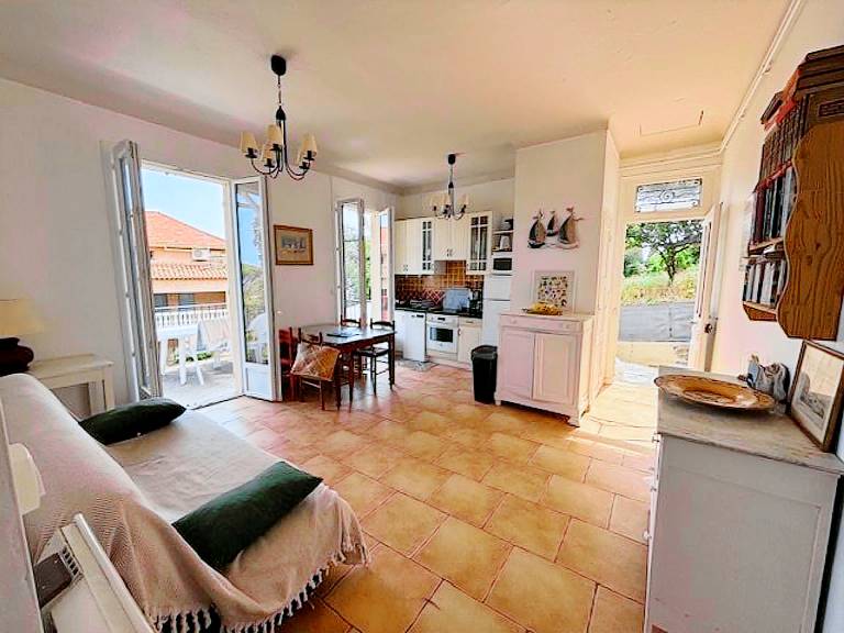 Fully equipped vacation home with grill, private pool & yard | Pet-friendly — photo 4