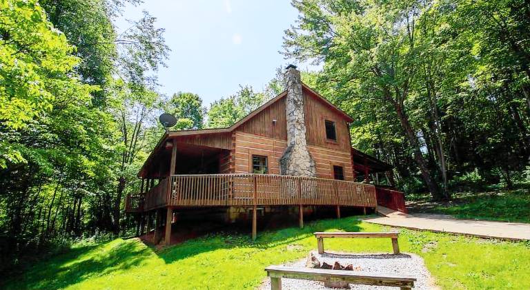 House with jacuzzi & pool | Pets allowed in Logan, OH