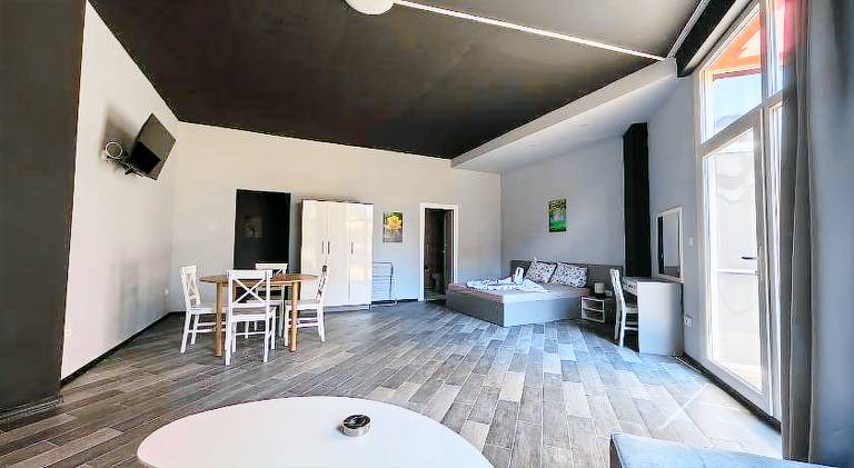 Serviced apartment with garden, patio & pool — photo 2