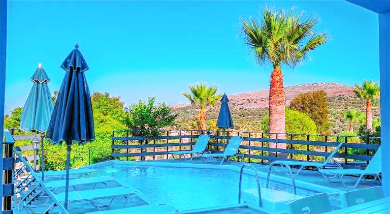 Villa with private pool, patio & garden — photo 4