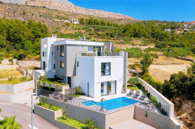 Beautiful villa with sauna, terrace & private pool | Dogs allowed in Podstrana