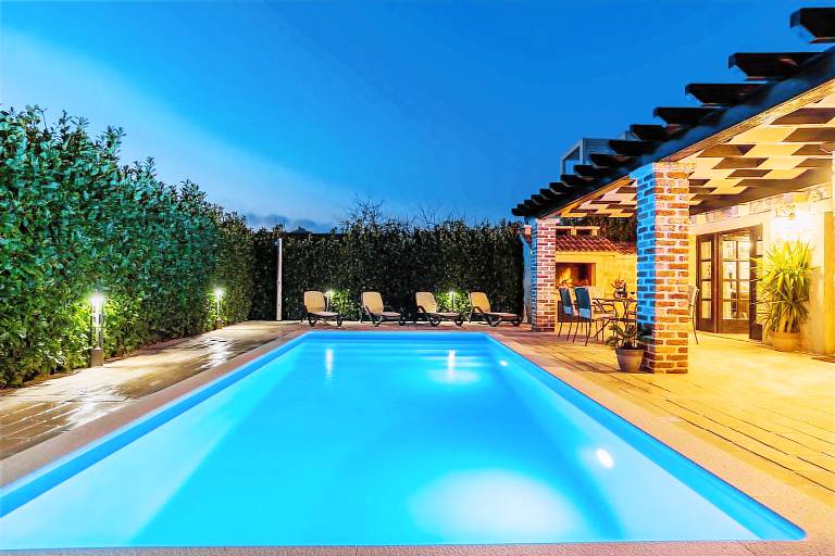 Vacation home with patio, barbecue & yard — photo 3