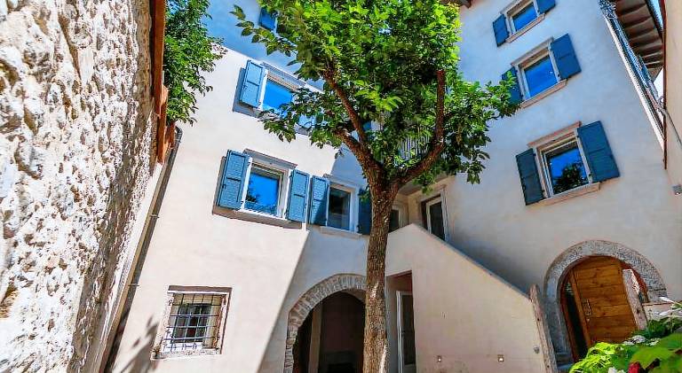 Casa Kaki - Eco friendly Apartments with Parking & Private Courtyard in Malcesine