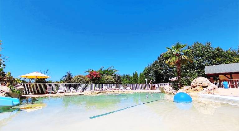 Apartment with pool — photo 2