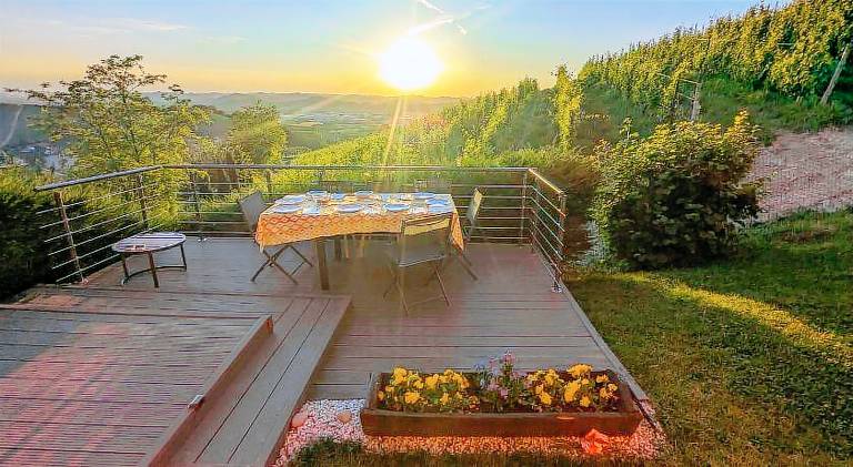 Rental apartment with terrace & yard | Pets are welcome in Neive