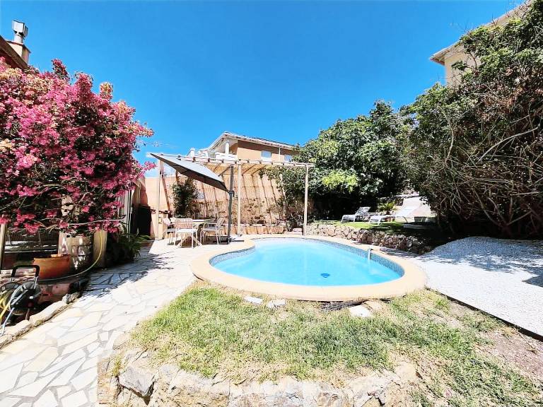House with yard, pool & terrace — photo 3