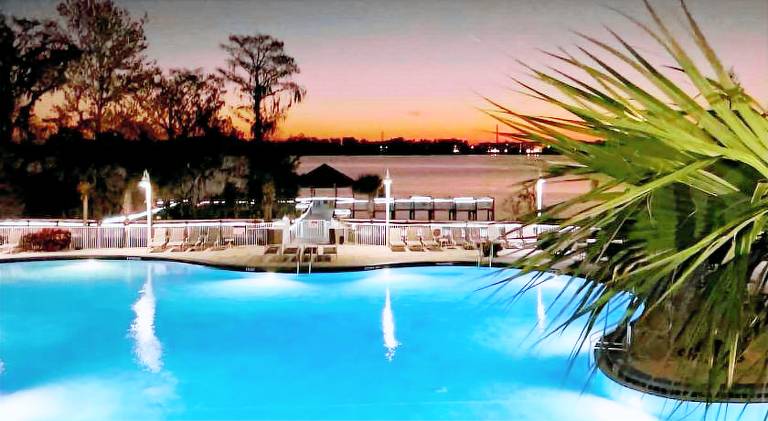 Stunning waterfront Views 1 mile to Disney 2 bath in Orlando, FL
