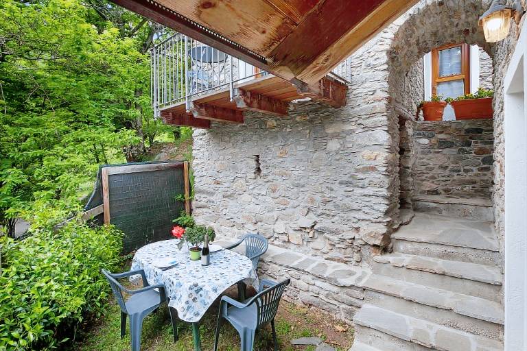 Studio 'Su 2 Livelli' with Mountain View, Shared Garden and Wi-Fi in Gravedona
