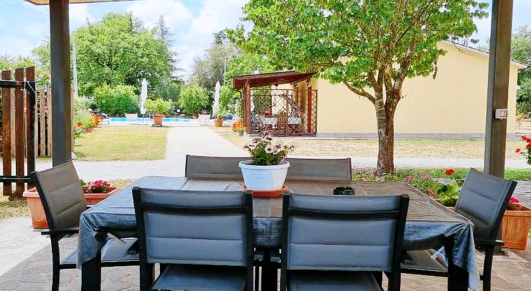 House with yard, pool & barbecue — photo 3