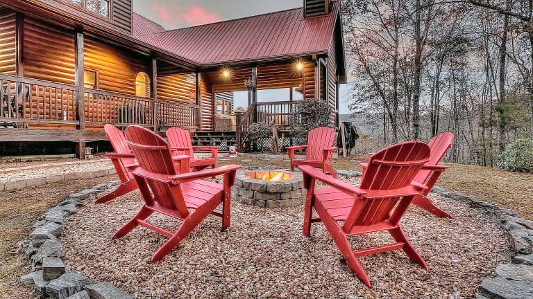 Mountain Solace - Pet Friendly Hot Tub Shuffleboard and Arcade Games — photo 4