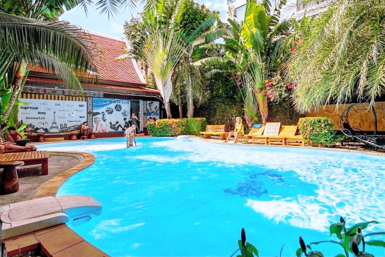 Rental apartment with terrace, yard & pool | Dogs allowed in Karon