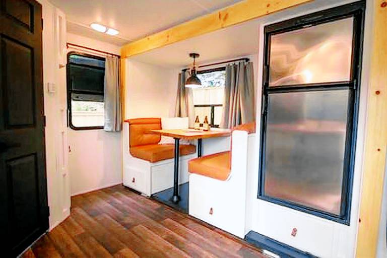 Incredible Caravan with Fire Pit and Games in Deseronto, Ontario — photo 2