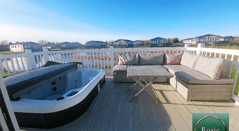 Rosie Luxury Hot Tub Caravan - theluxurycaravan - GV110 Grange Leisure Park in Mablethorpe