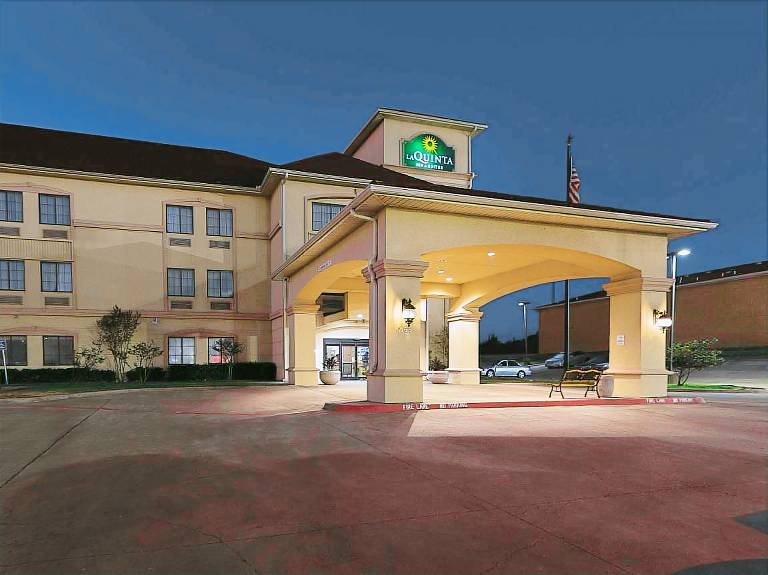 La Quinta Inn & Suites by Wyndham Alvarado in Alvarado, TX