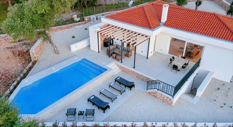 House with pool in Novalja