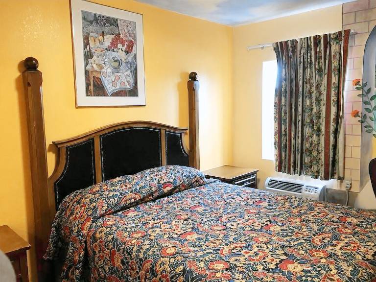 Deluxe Inn — photo 2