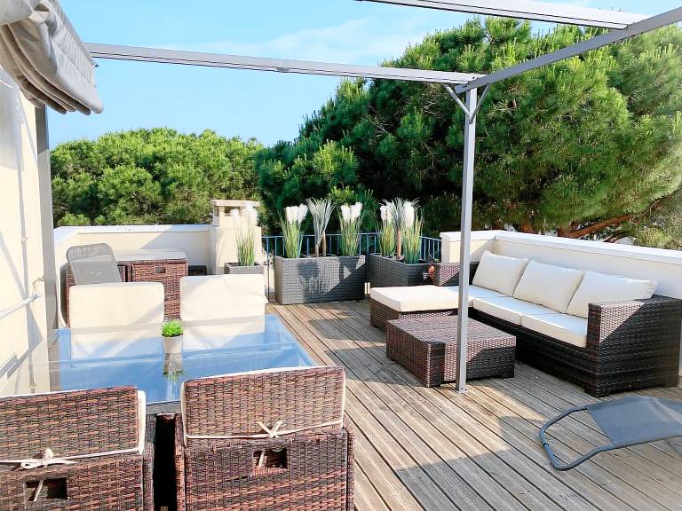 Apartment with patio & barbeque | Garden view — photo 3
