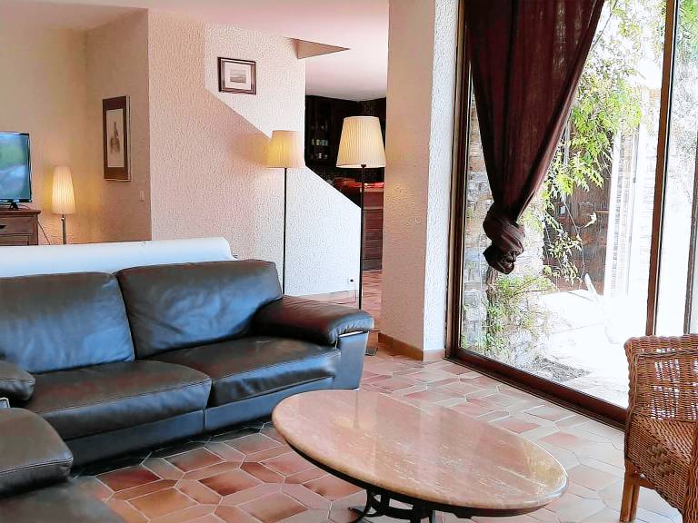 Vacation home with private pool — photo 4