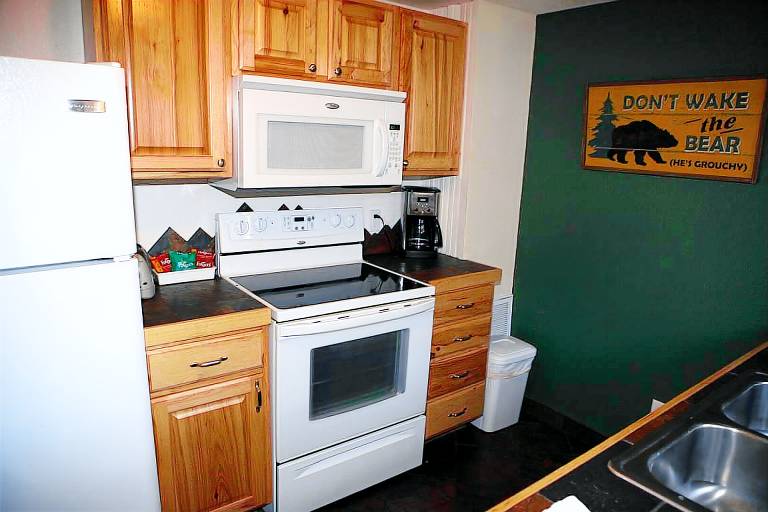 Child-friendly cabin with patio & private pool | Pets allowed — photo 3