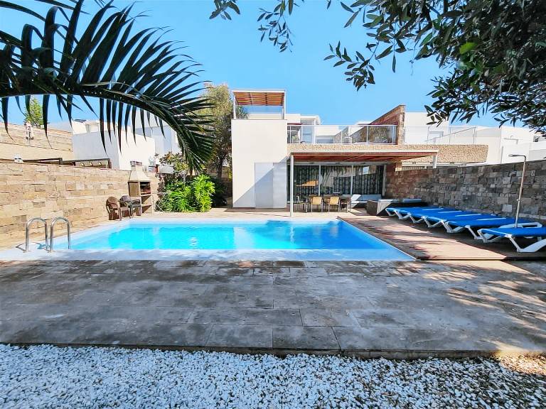 Family-oriented wonderful villa with sauna, garden & private pool | Garden view | Close to the beach | Good for workation | Pet-friendly — photo 4