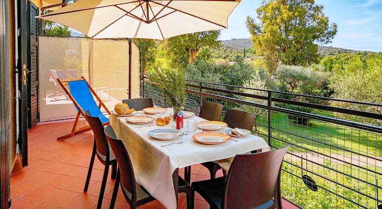 Apartment with yard, barbeque & patio — photo 3