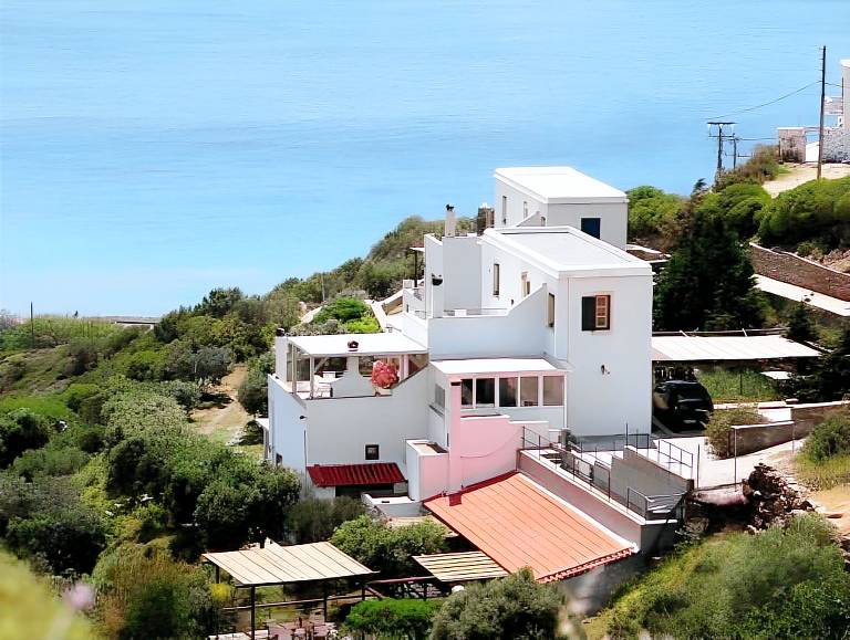 Rental apartment with yard & patio | Close to the beach | Pet-friendly in Andros