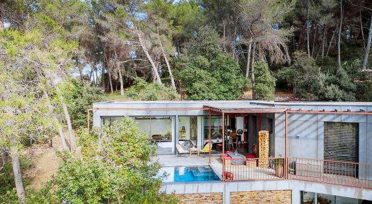 Villa with pool — photo 4