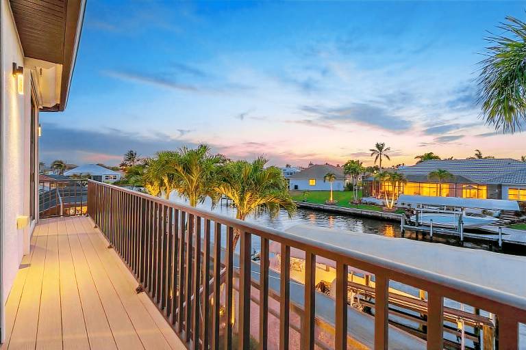 Waterfront Oasis of Luxury & Comfort, Heated Pool/Spa, Pool Table, Bikes - Southern Sun Retreat — photo 3