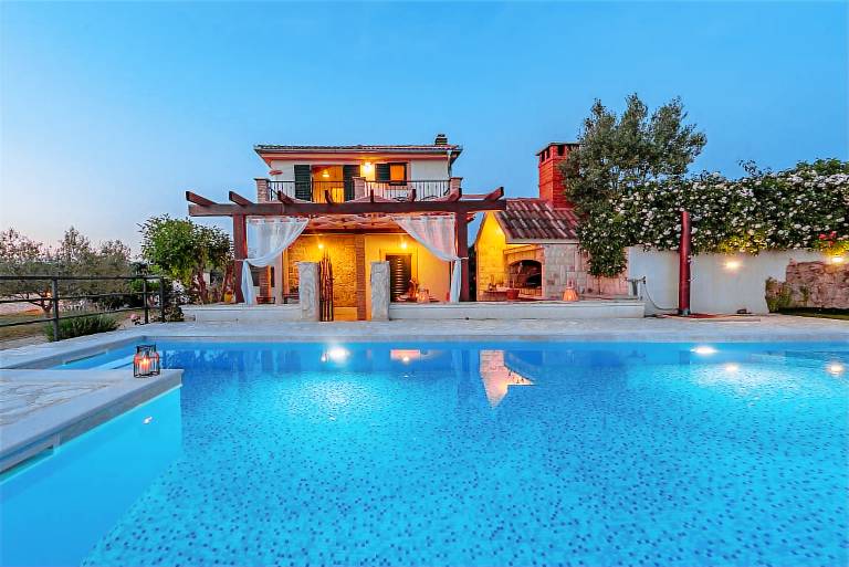 Villa with patio, yard & barbecue — photo 2